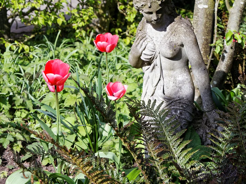 Hand-carved Quyang garden statue and stone ornament